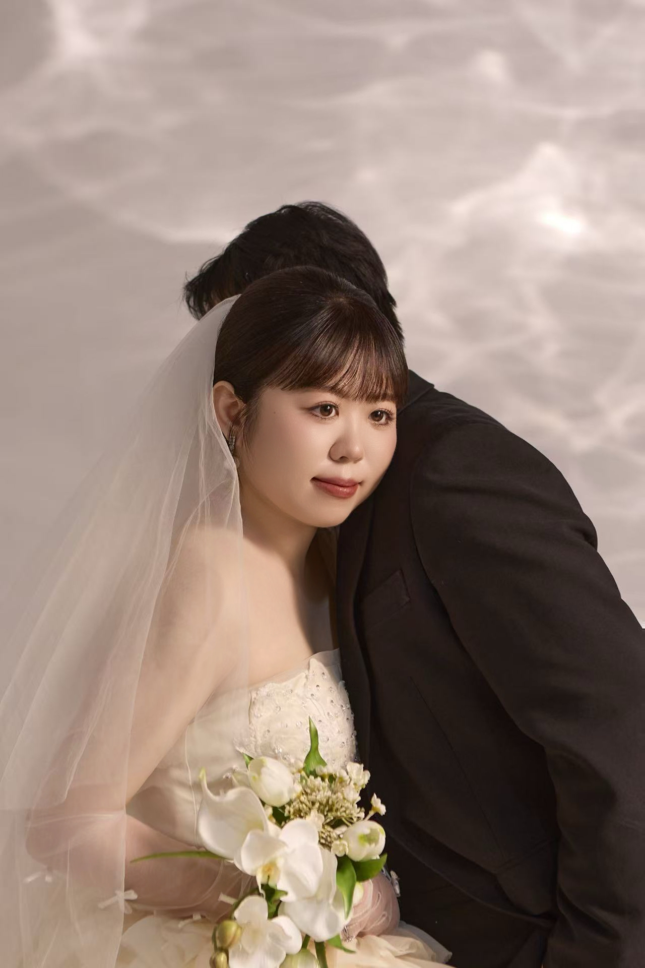 新人相拥的婚纱照
