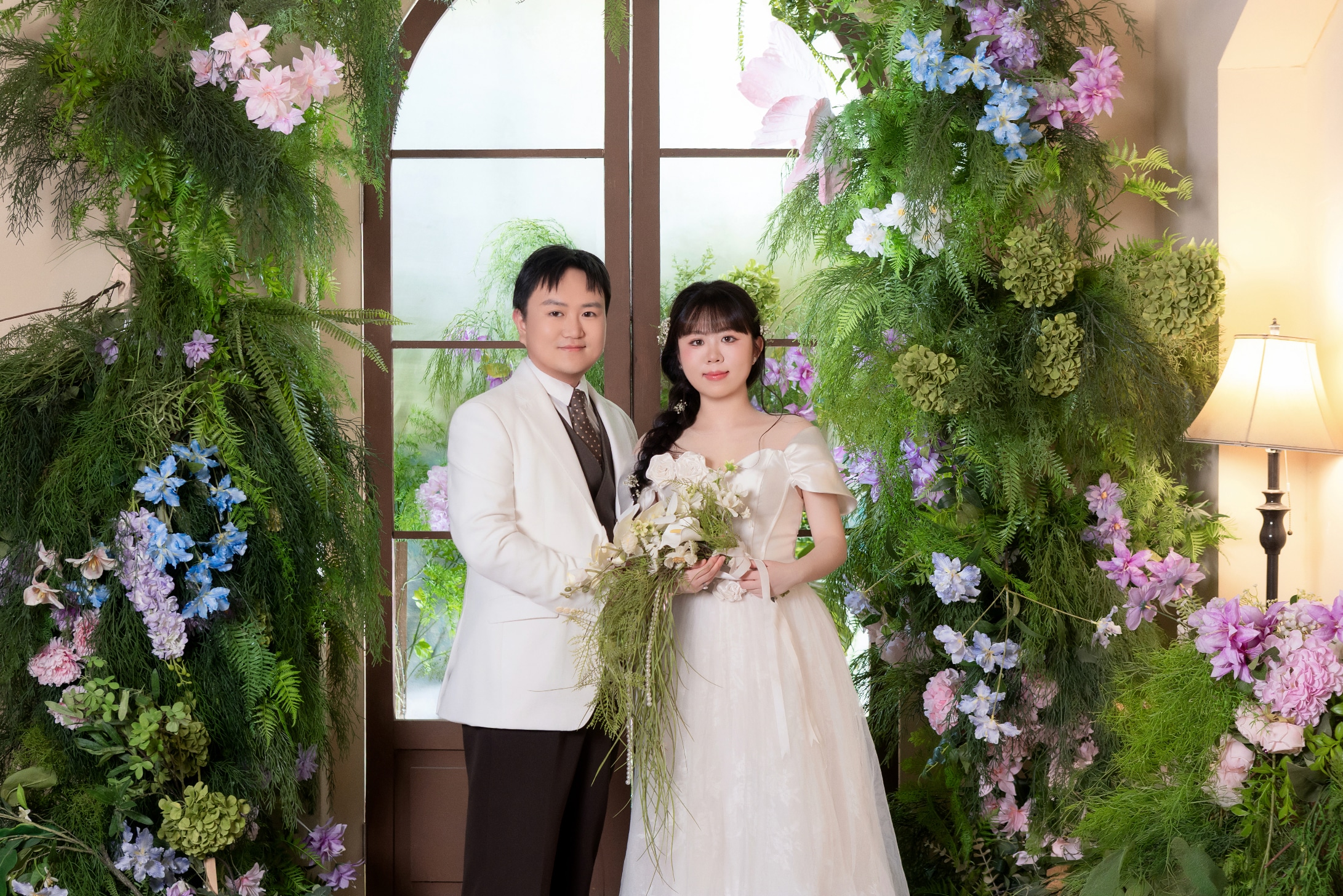 新人与花房合影