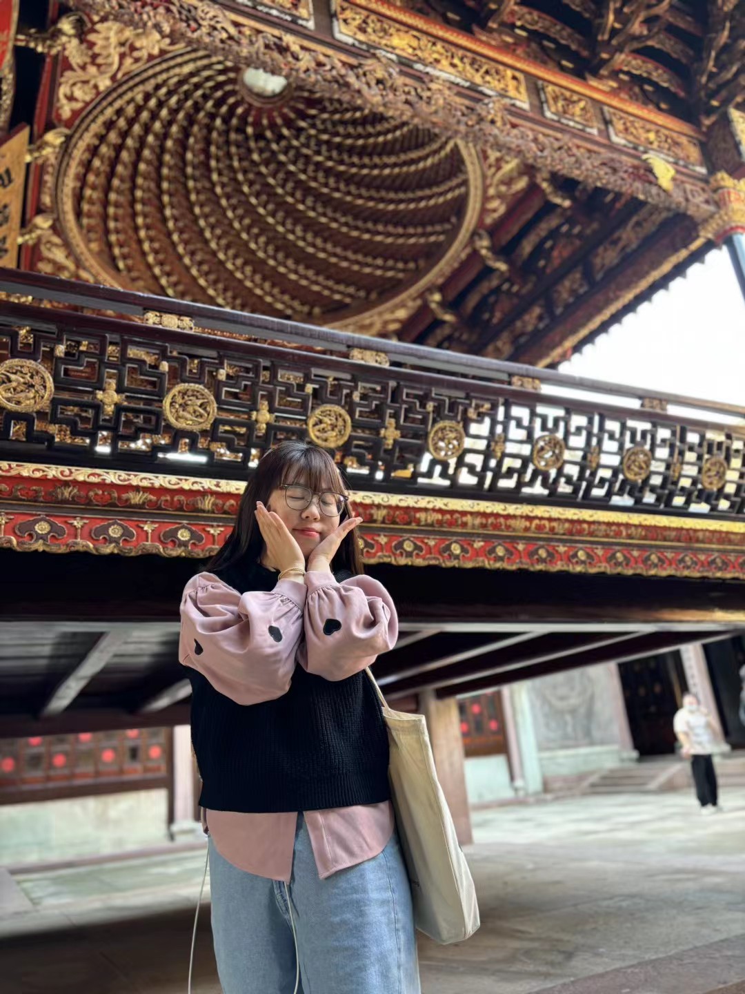 女孩在古建筑前留影