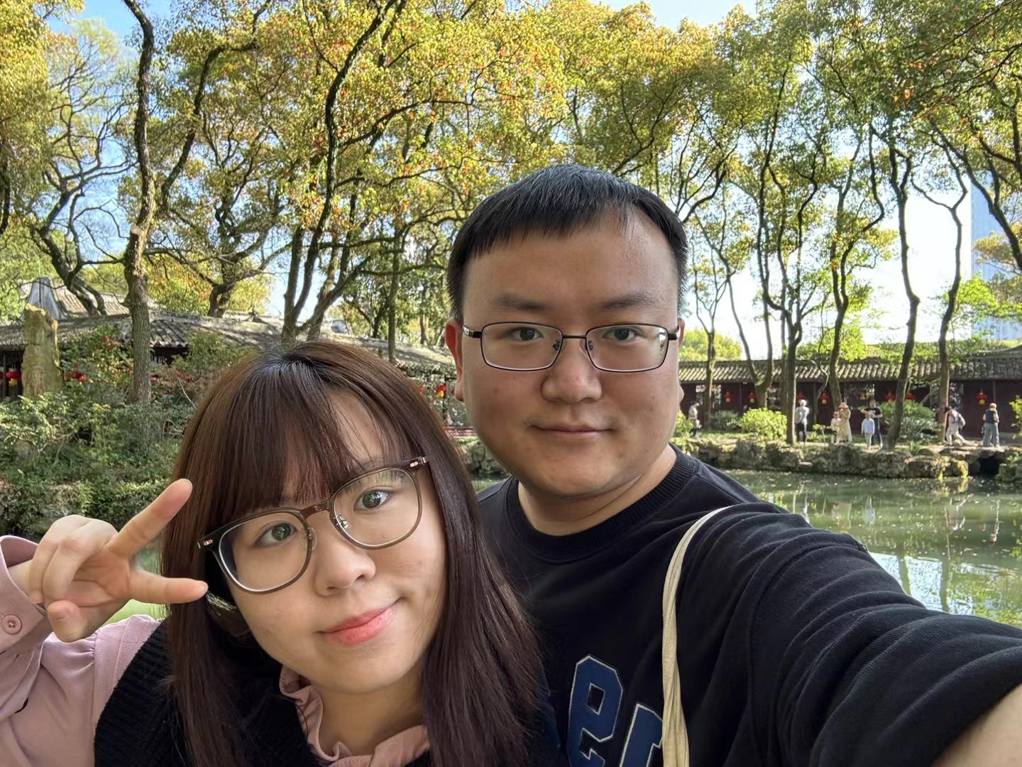 两人在公园里的自拍