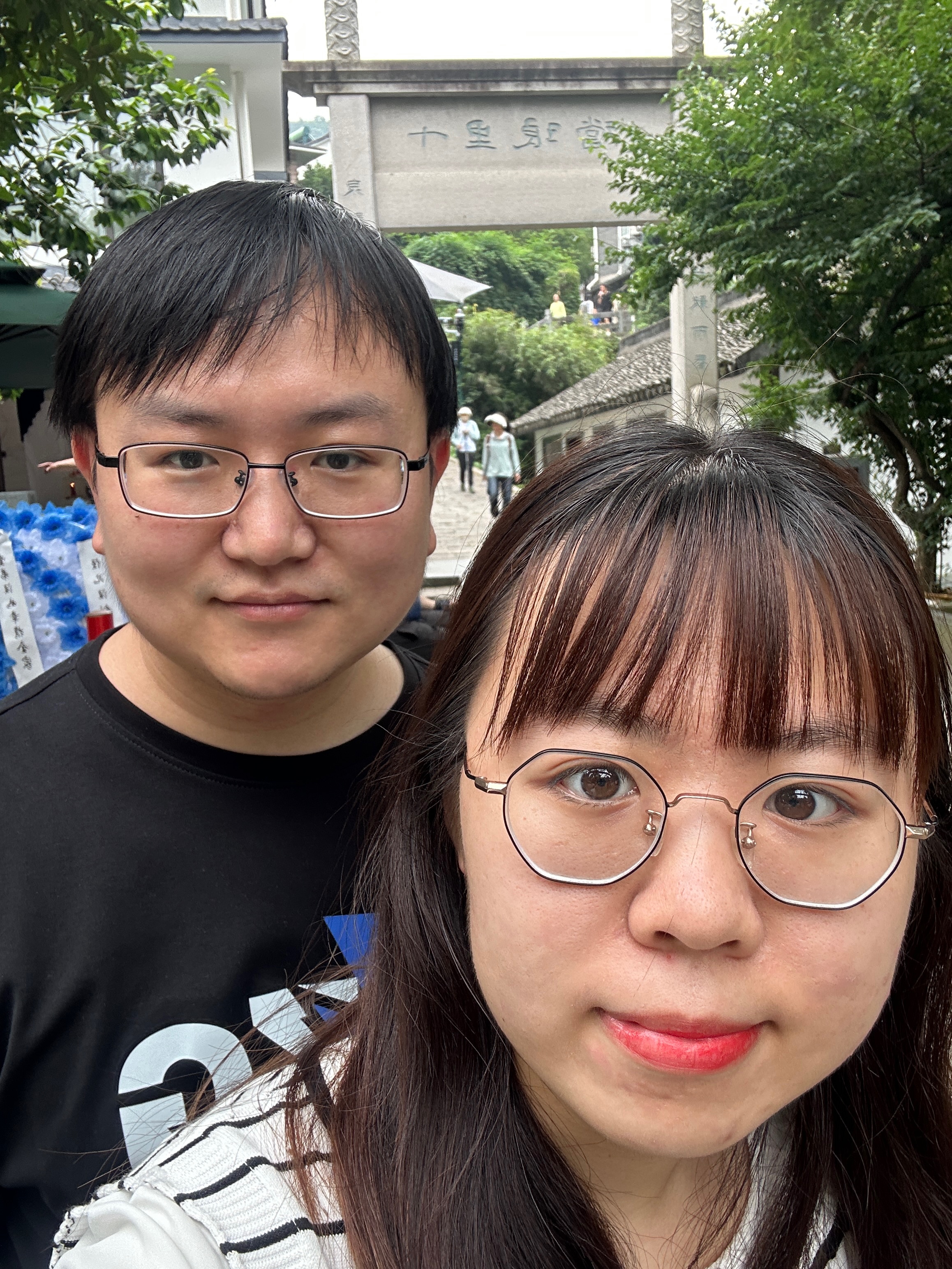 两人在街头的合影